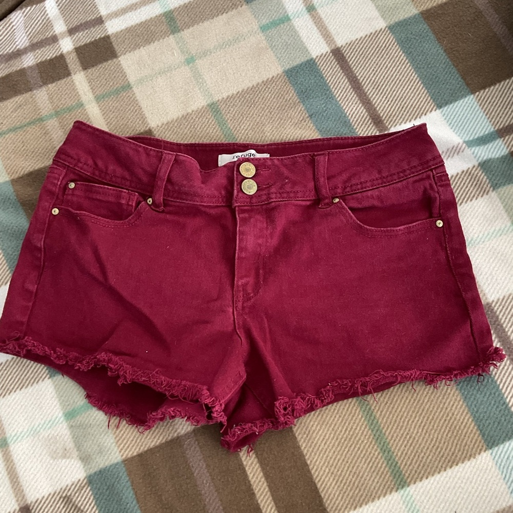 red jean shorts🌹